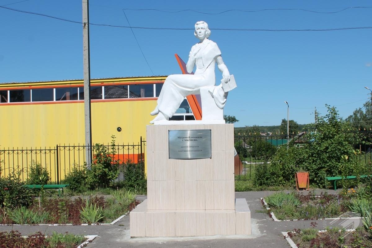 Скульптура, посвященная М.П. Смирновой