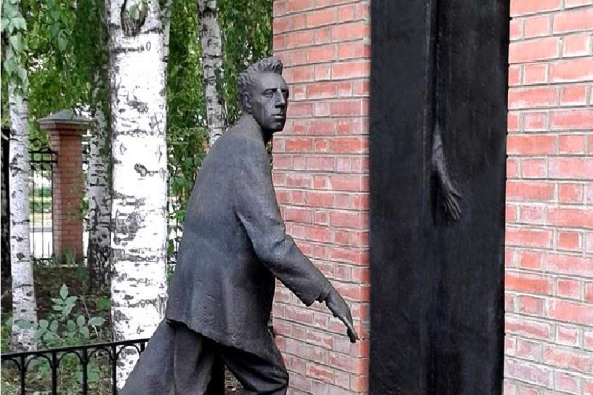 Памятник В. Э. Мейерхольду