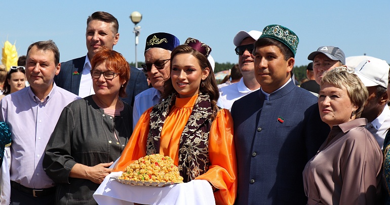 19 июля на Фонтанной площади Города Спутника прошел Областной праздник татарской культуры «Сабантуй-2025»