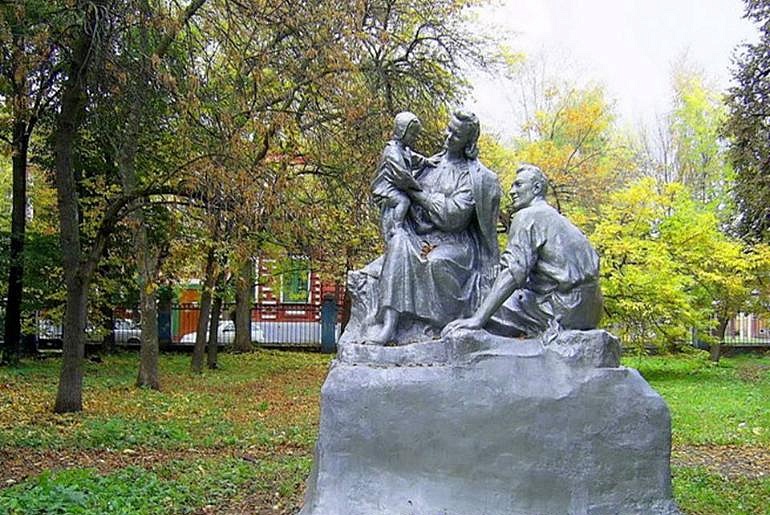 Монумент "Семья"